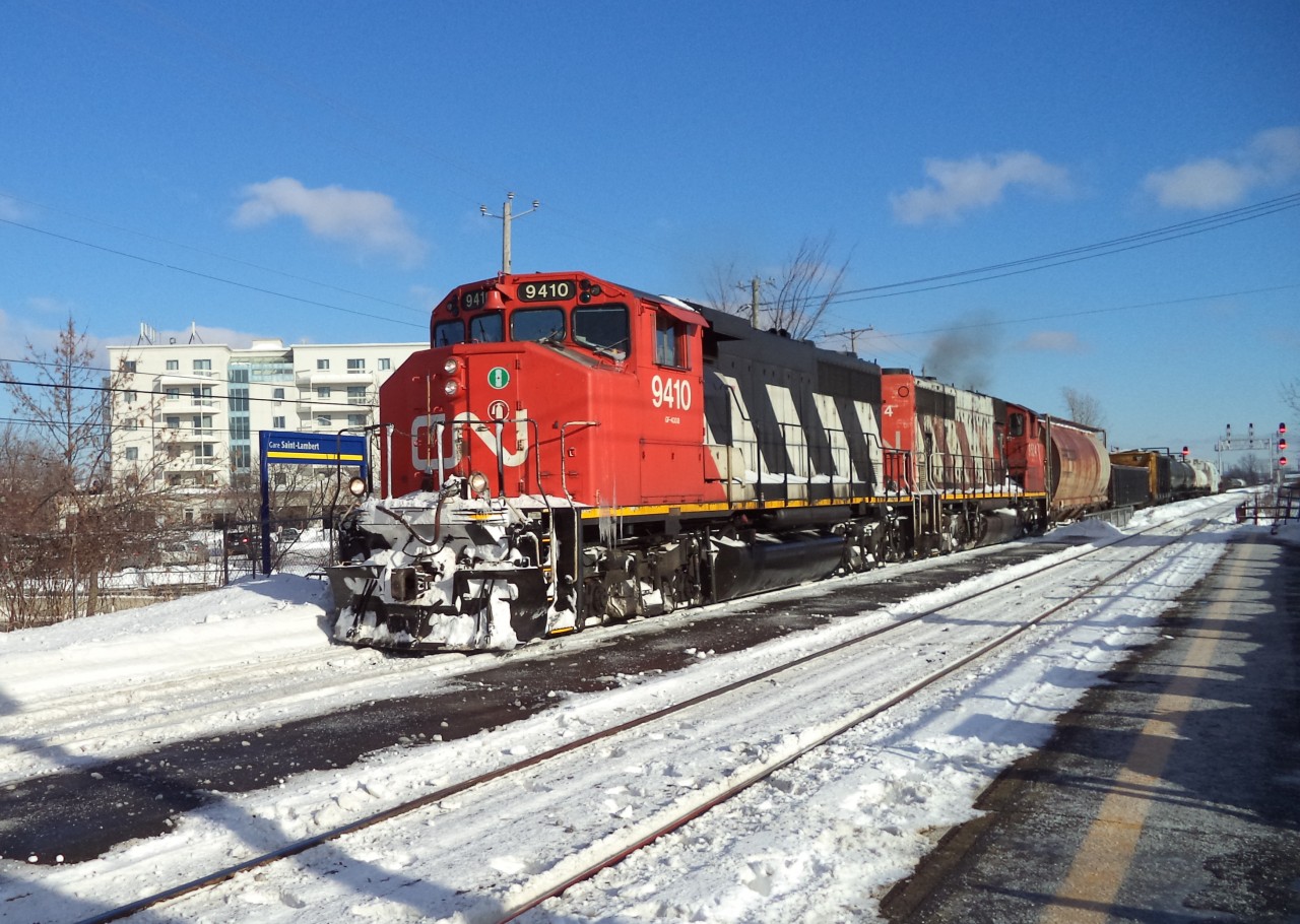 CN-9410 GP-40-2L(w)pulling freight cars from Southwark yard going to Tachereau yard  in Montréal these cars have been drop in Southwark yard by CN-rte310 from Belleville Ontario plus cars pick up in the South shore of Montréal