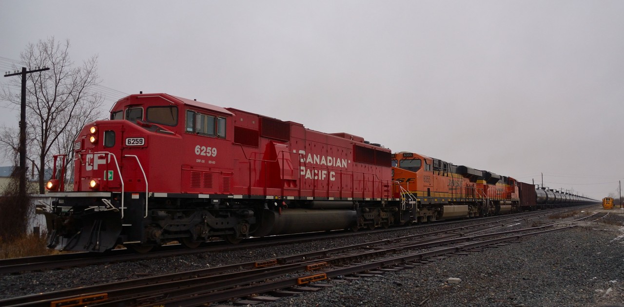 Another gloomy day brings another decent lashup. CP 608 led by CP 6259 (ex SOO 6059), BNSF 6355 & BNSF 9244 passes eastbound thru Tilbury headed for London.