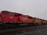 Another gloomy day brings another decent lashup. CP 608 led by CP 6259 (ex SOO 6059), BNSF 6355 & BNSF 9244 passes eastbound thru Tilbury headed for London.