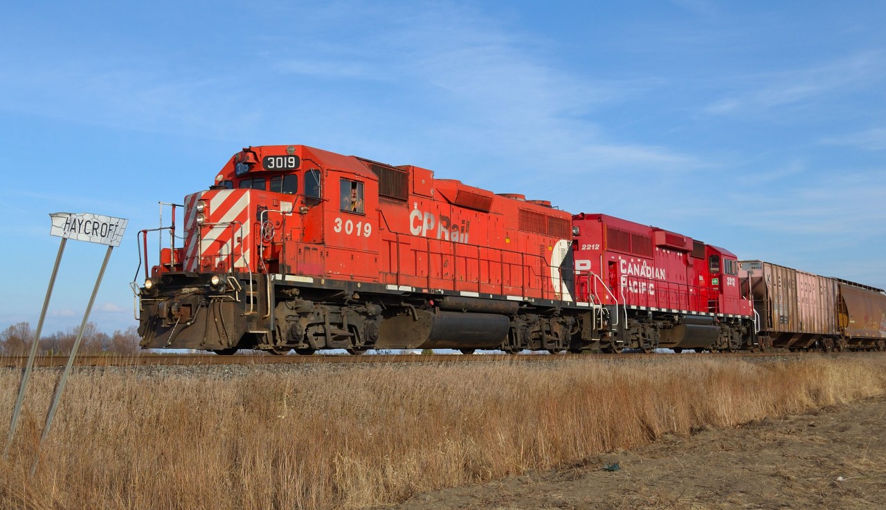 CP T29 led by 3019 & 2212 heads westbound past the Haycroft mileboard on its way toward Walkerville.