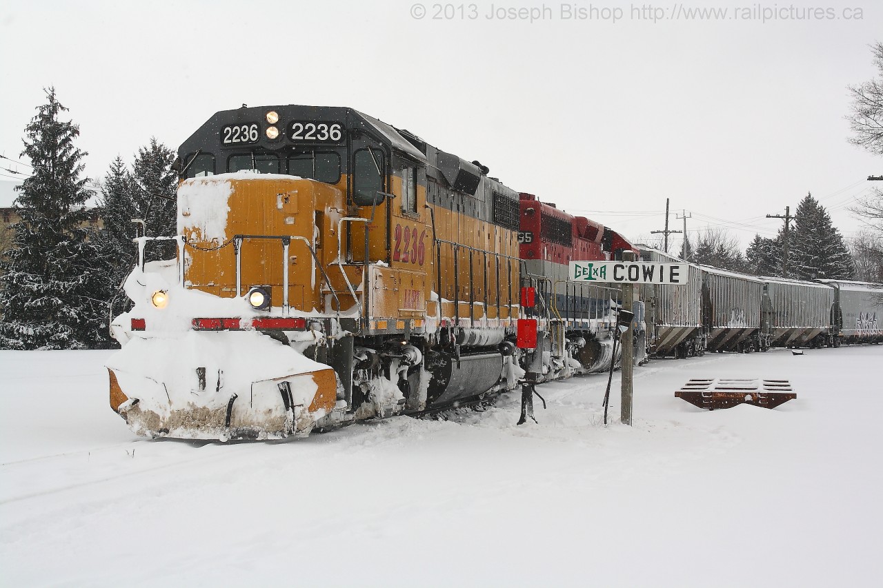 Merry Christmas everyone! GEXR 581 pulls into Stratford past the GEXR Cowie sign signalling the junction at Statford.