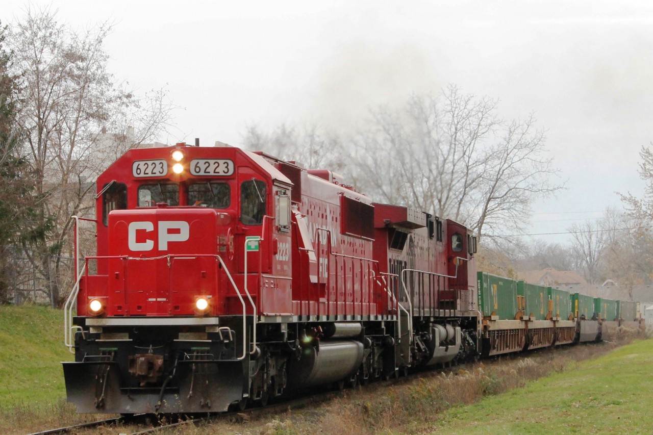 Having delivered my daughter to the Western University open day I managed to do some rail photography. I met this eastbound intermodal at the Wilson Street crossing to the west of CP London yard.