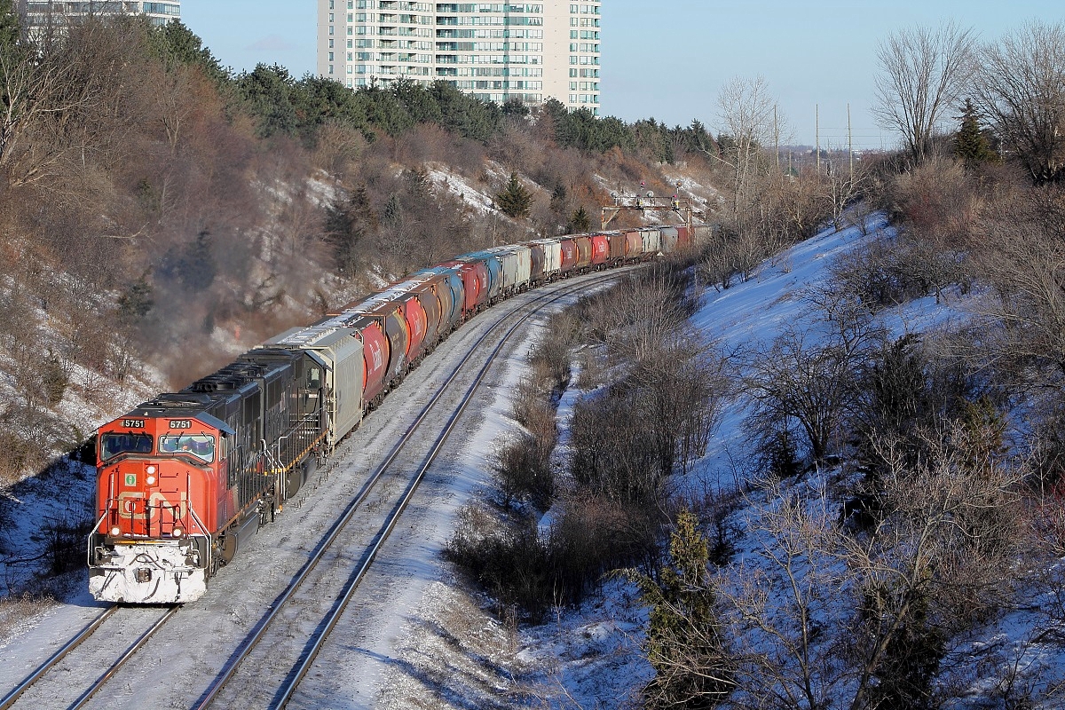 CN 5751 rolls around the curve with an Illinois Central unit trailing which is being leased to CN on the 2nd last day of 2013.