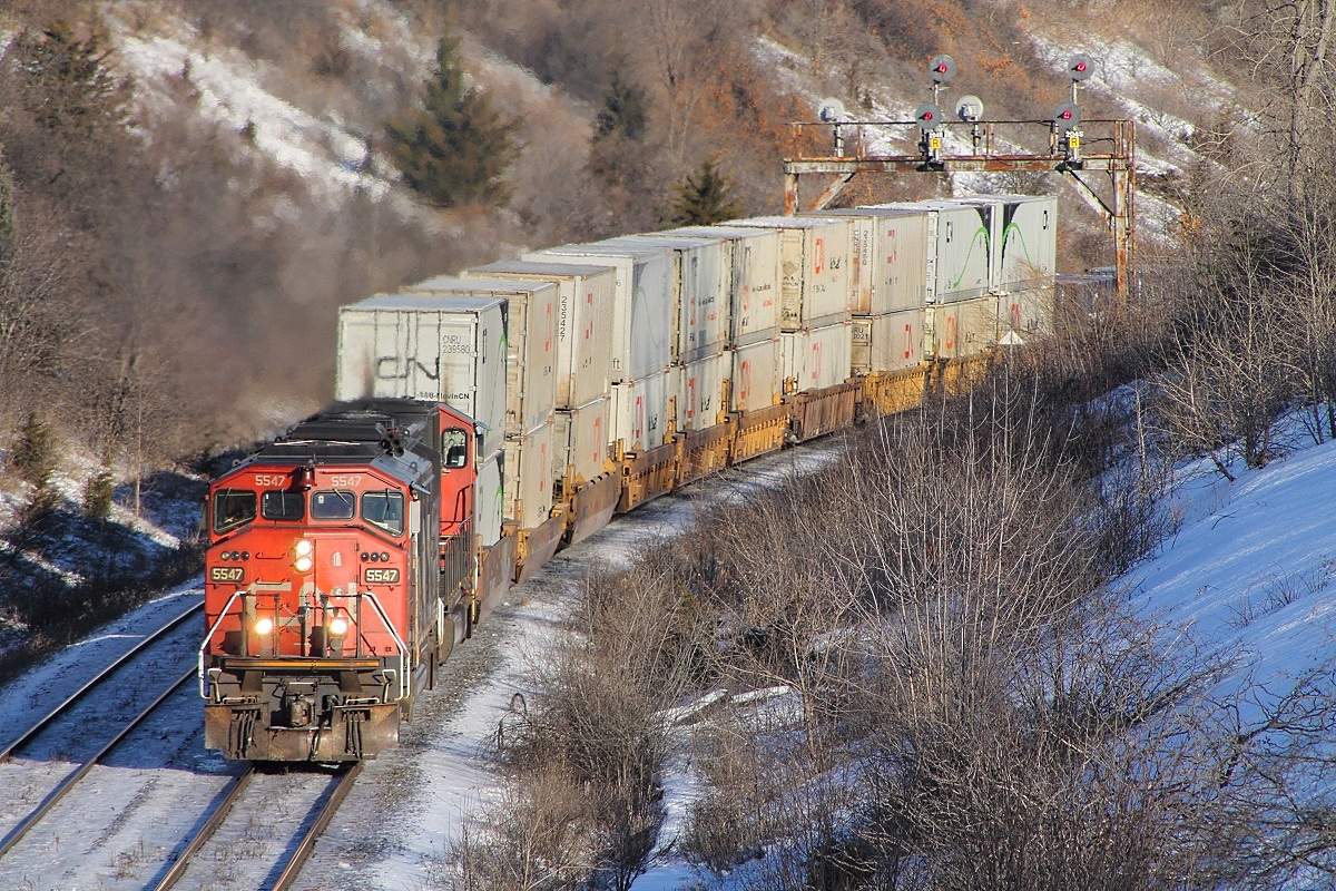 CN 121 rounds the bend with a decent surprise on the 2nd last day of 2013, a SD60F leading!