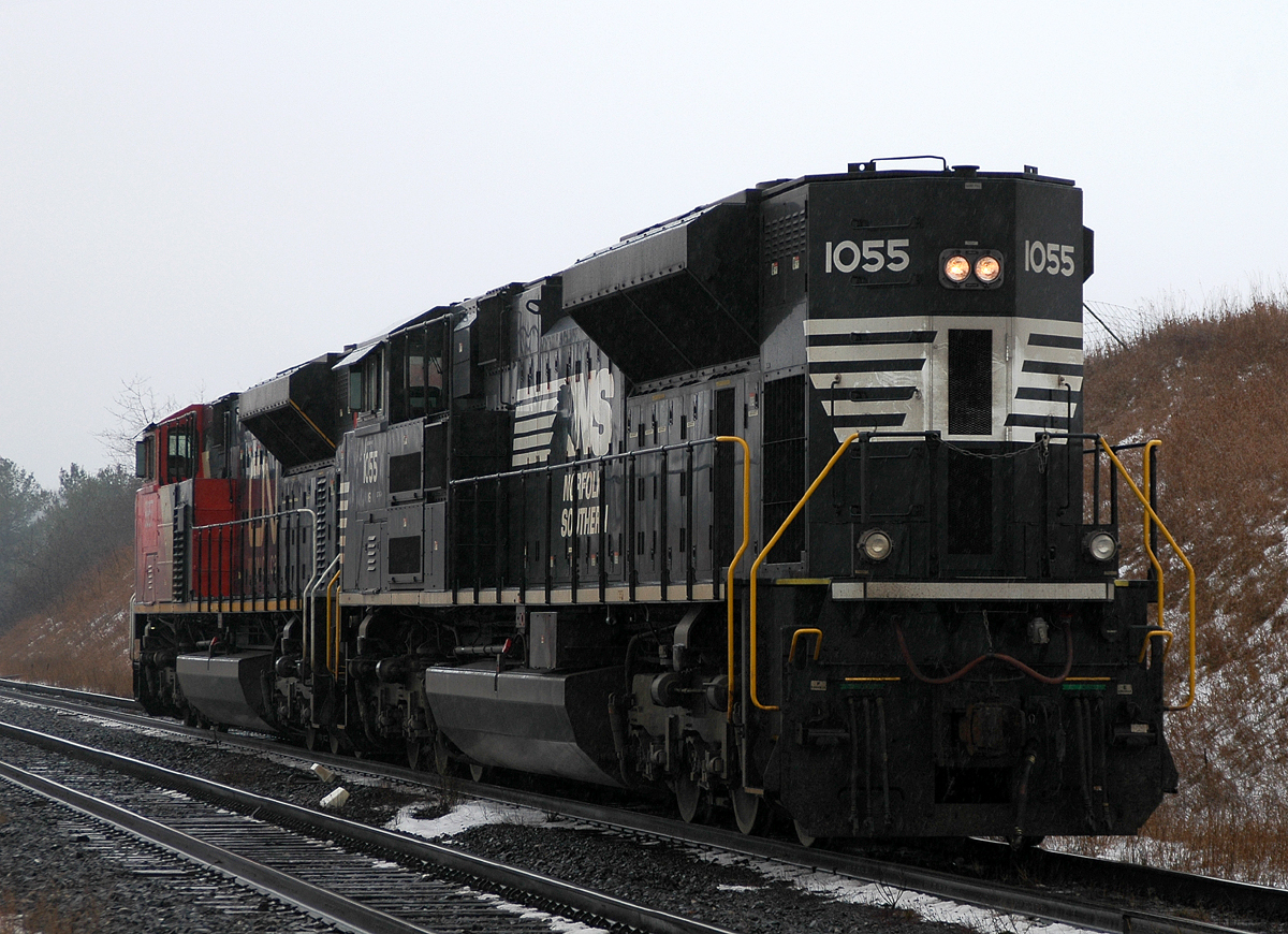 CN 8857 - NS 1055 back up to lift 63 cars from the north service in Paris