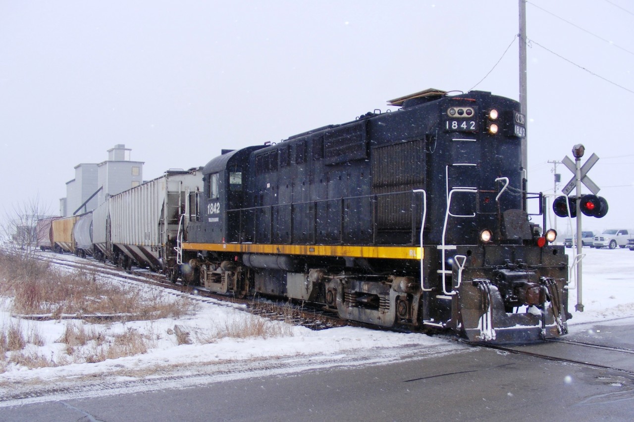 In heavy snow the weekly delivery of hoppers to Growmark, Fertilizer Rd, Delhi. This is the furthermost point east on the line.