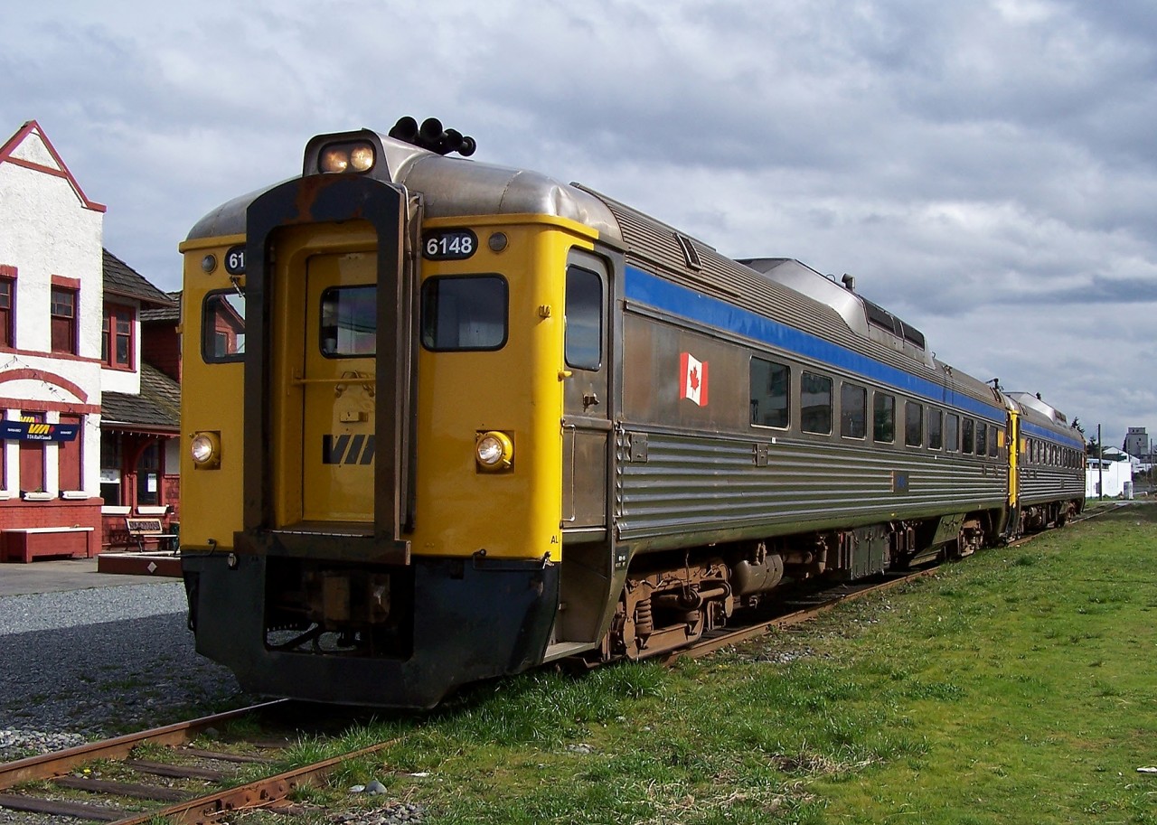 RDC-2m 6148 and RDC-1 6135 during a station stop at Nanaimo.