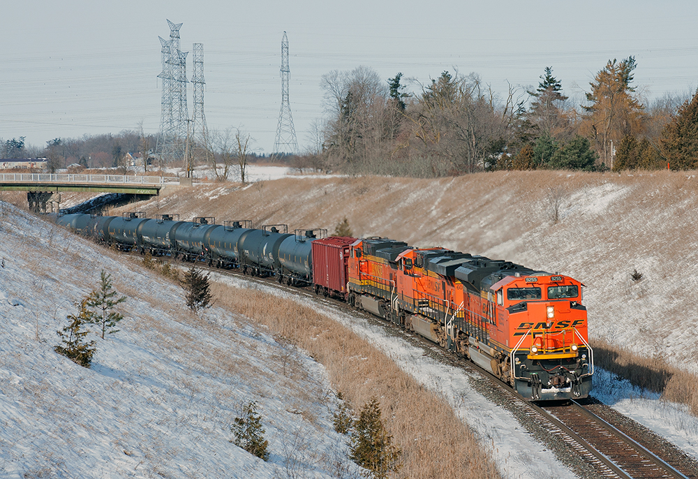 More BNSF ! U710 is on the downhill stretch as it approaches Beare with BNSF power.