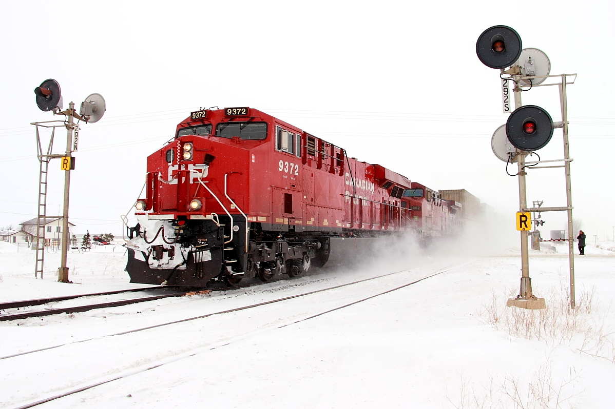 CP 9372 splits the signals at Marquette.
