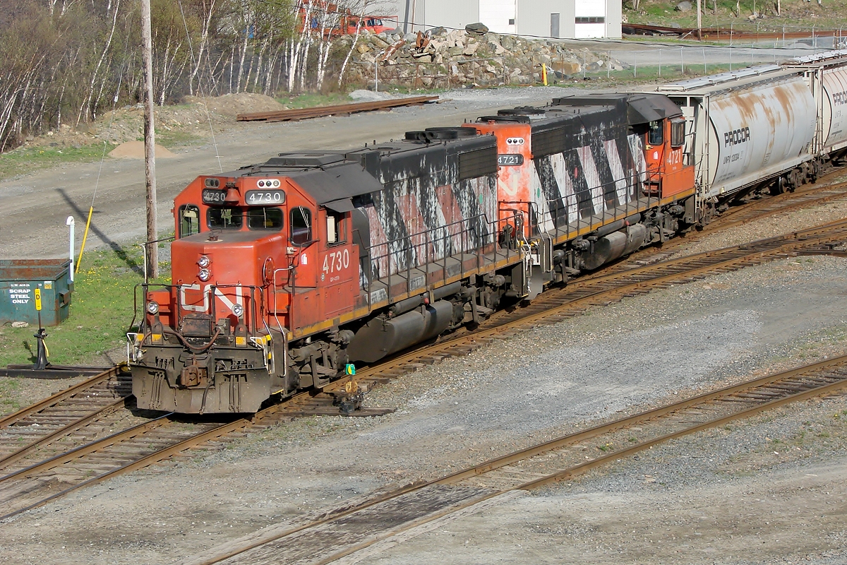 CN GP 38-2s 4730 and 4721 deliver a cut of Procor hoppers to Fairview Yard.