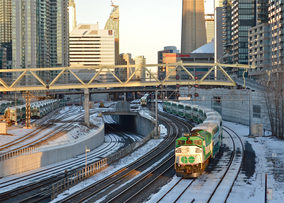 GOT 559 pushes a train eastward towards Union Station, pulling is another F59PH (GOT 562). GO Transit only has 8 F59PH's still in use. For more train photos, check out http://www.flickr.com/photos/mtlwestrailfan/
