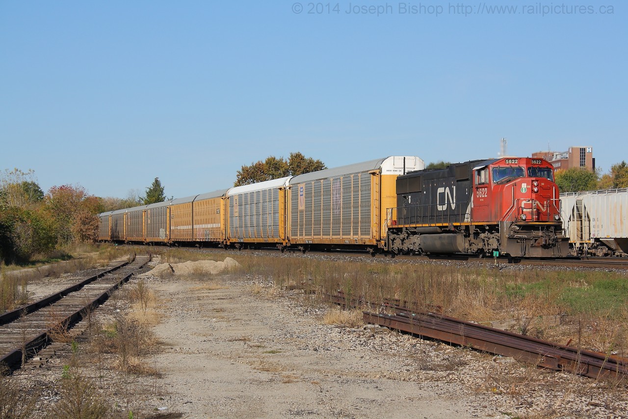 CN E276 rolls through Brantford with CN 5622 and a train of solid auto racks bound for Aldershot.