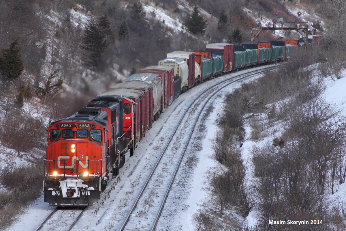 A very pleasant end of the day surprise by mile 20 of the York subdivision, a common spot among railfans in the area, a SD40-2(W) leads a main mixed freight train towards Macmillan yard!
