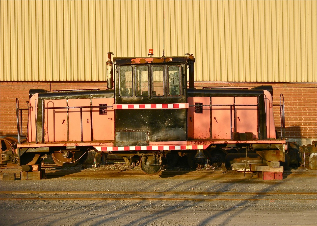 Not completely certain of locomotive type, but I believe it is a GE 45-tonner. This was at the abandoned Dominion Bridge plant in Lachine. For more train photos, click here.