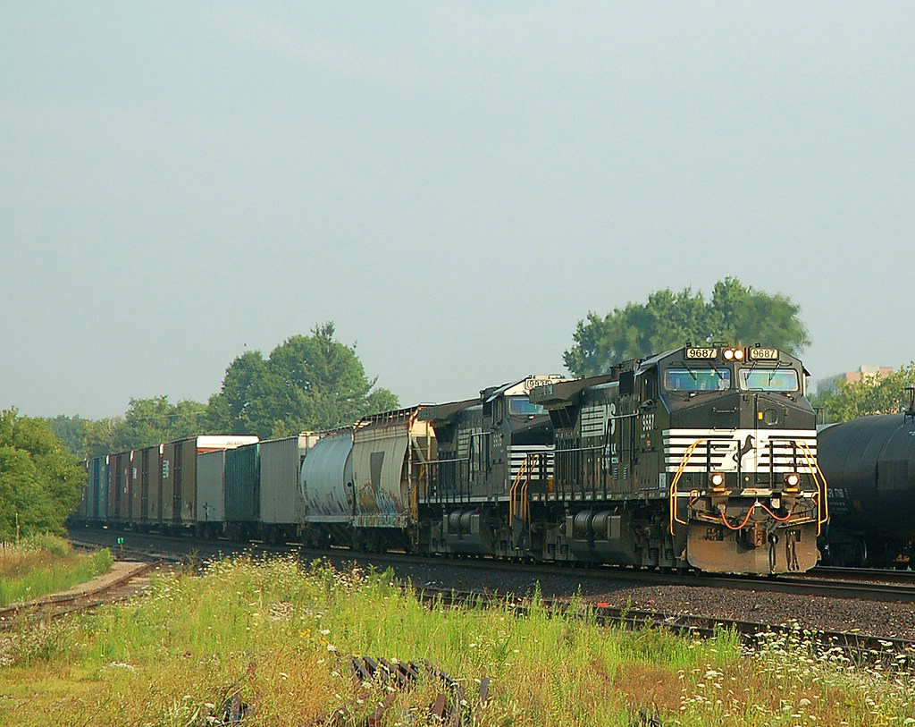 NS 9687 - NS 9935 provide the power for a 31 car NS 328