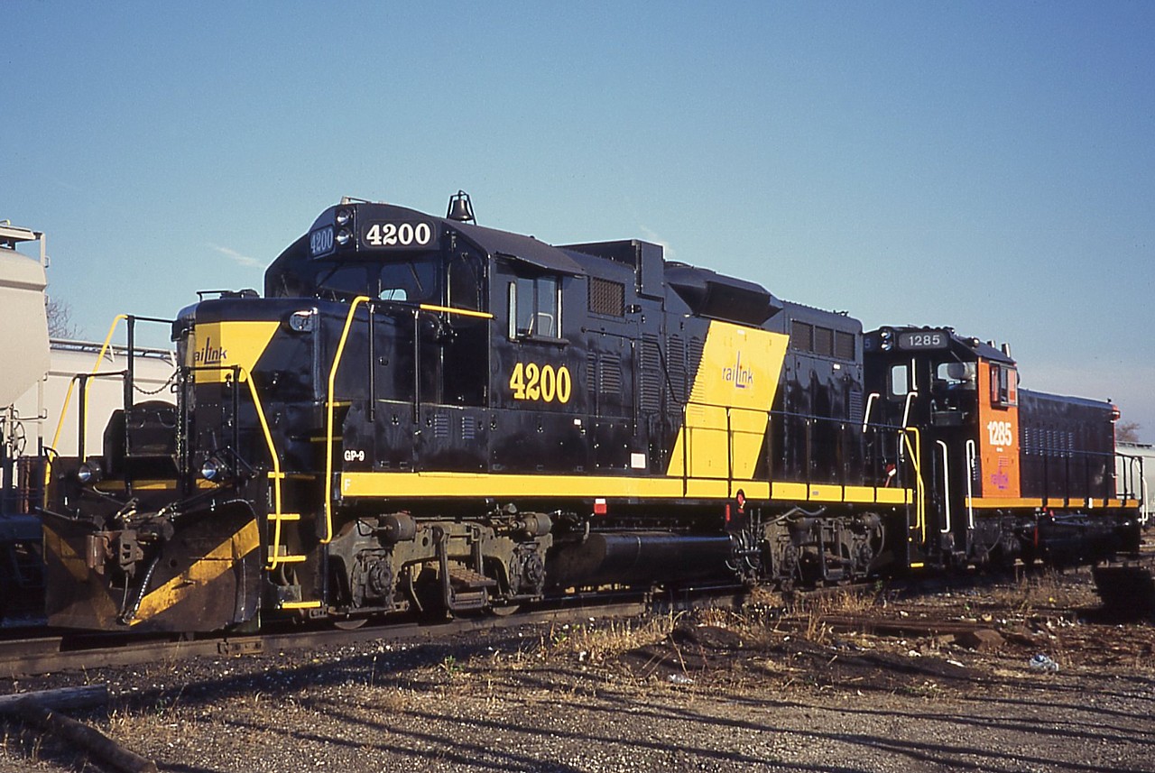 Ottawa Valley Railink 4200 and Southern Ontario Railway 1285 sit in the yard in Brantford. This was back when SOR operated the Burford Spur and did the local switching around town. 1285 was supposed to get a yellow painted cab to match the 4200's but someone read the work order wrong.