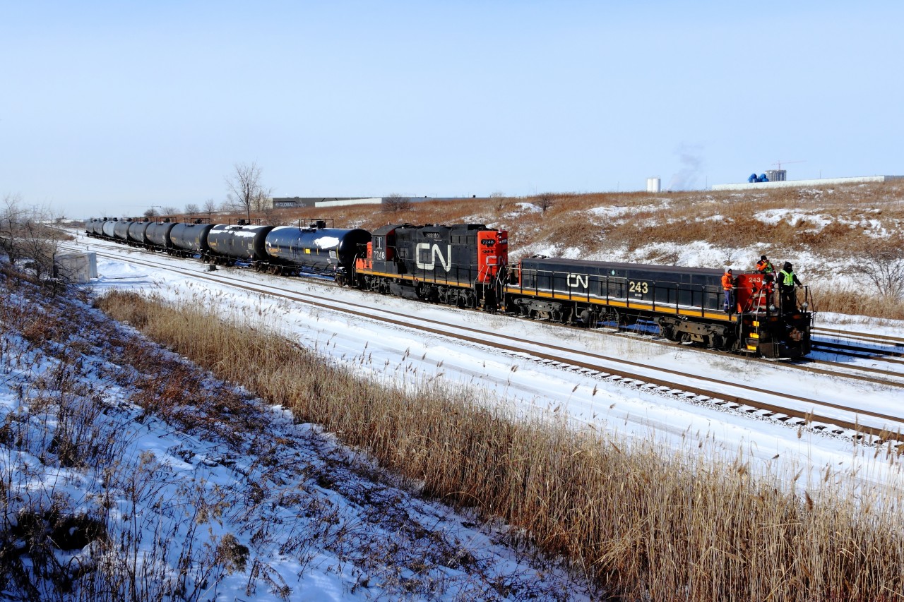 While waiting for CN U711, CN 541 comes out of Mac Yard and heads for the Newmarket Subdivision to service Esso.