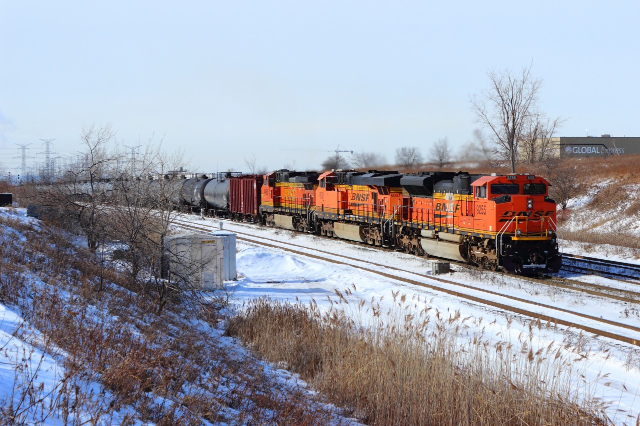 I was surprised to hear that CN U710 had 3 BNSFs again so as soon as I heard that it was on it's way, I headed out to Snider. When I arrived, I met Cameron Applegath there and not soon after, CN U710 comes into sight.