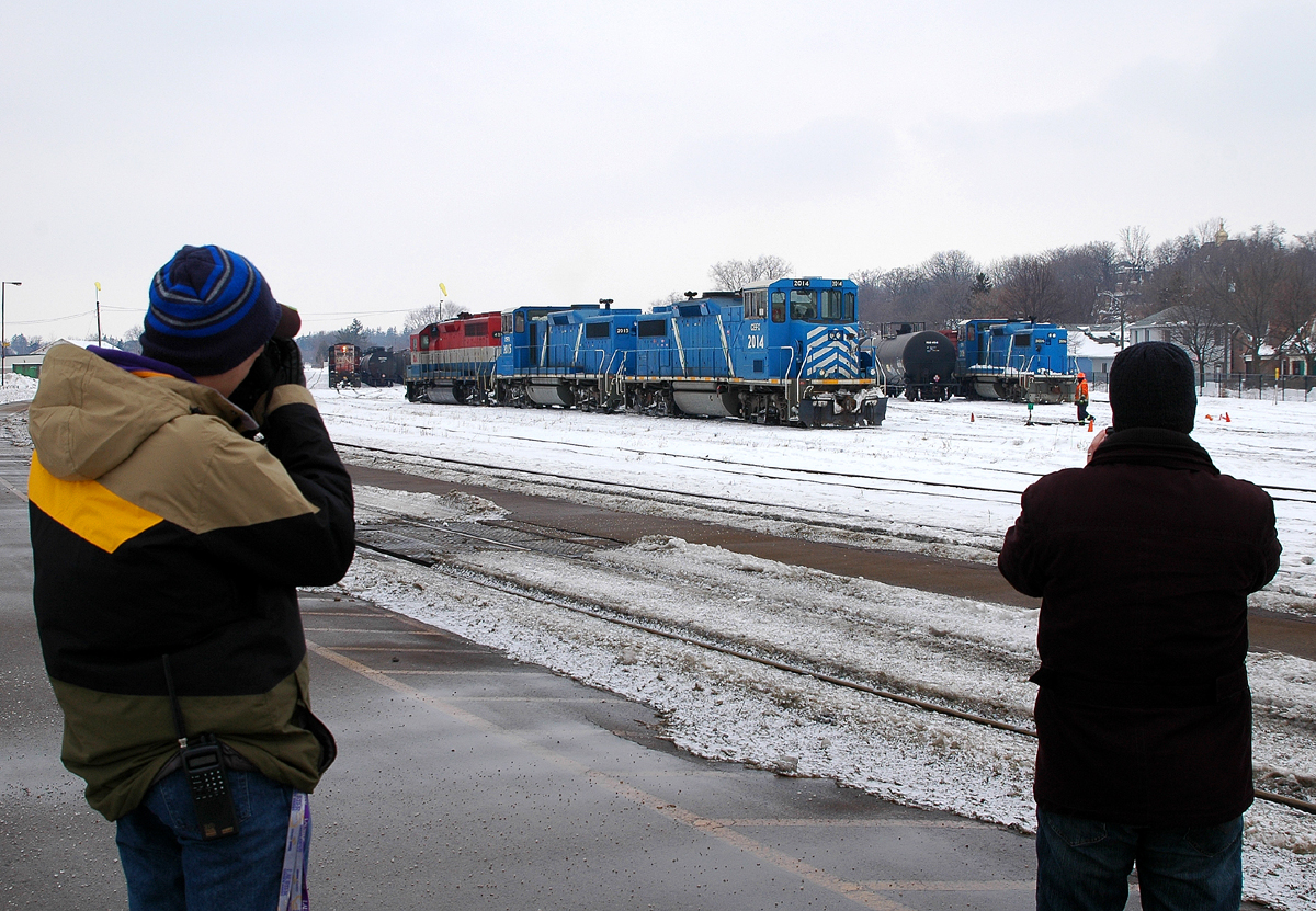 FOAM! RP.ca contributors Joseph Bishop and Rob Smith grab shots of SOR 597 (CEFX 2014 - CEFX 2015 - RLK 4057) sitting on BA50. To the left is CN 4774 working 580, and to the right is a recently repaired CEFX 2006