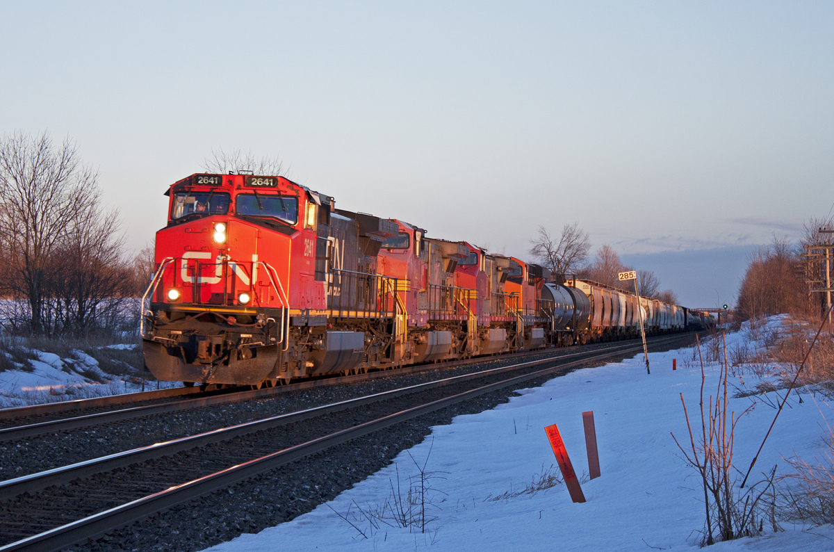 A wild lashup consisting of 2641-BNSF621-BNSF728-BNSF7367 approaches Clarke with X371's train in tow.
