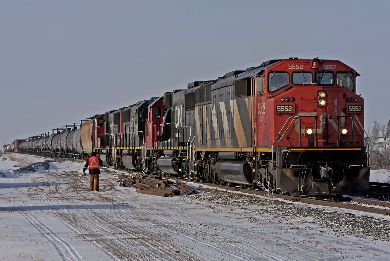 The conductor on train 402 walks back to make a cut. Can't beat this SD60F-SD60-SD70-SD75 lashup!