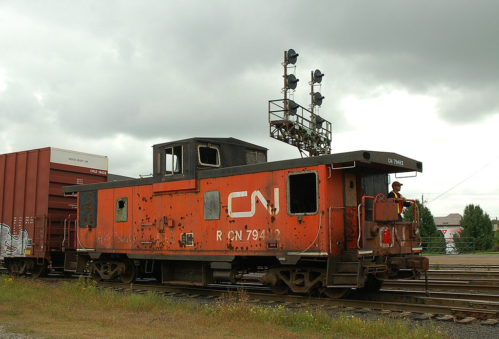 CN "shoving platform" 79482 leading the way back into Brantford Yard, after switching Camco (now Mabe)