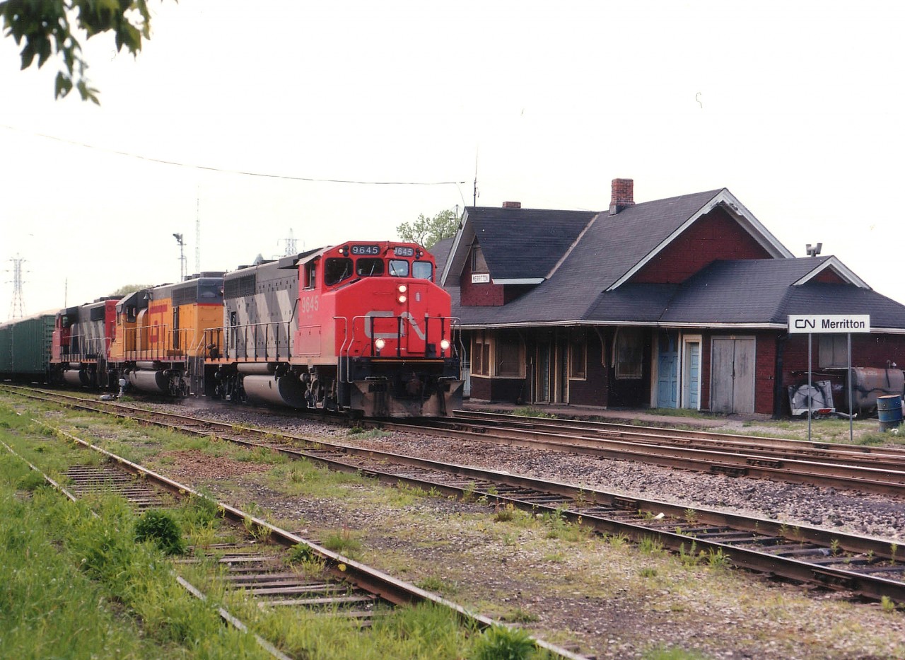 Daily CN #333, Toronto to Buffalo's Frontier Yd, passes the old Merritton CN station late afternoon with CN 9645, GT 5930 and CN 5354 up front. Yes, it is a yellow GT; formerly of Union Pacific by the look of it. The Merritton station was destroyed by fire on October 23, 1994, a fate also suffered by Winona, Thorold and Grimsby that I can recall. No doubt there were more........