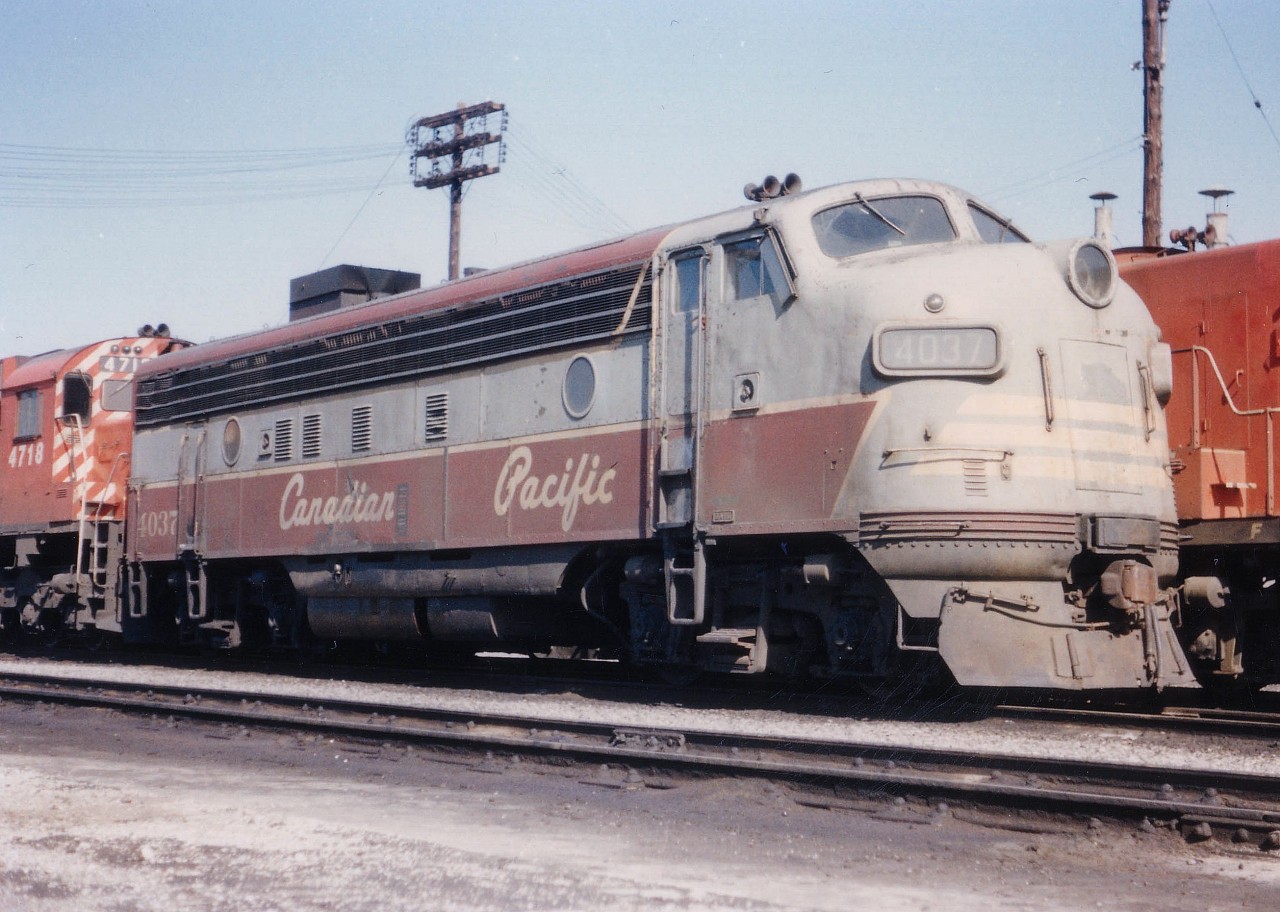 This is one of the last CP units I happened across in the old tuscan and grey paint scheme. I believe at this time there were only about 20 or so still in this scheme across the system. Should there have been the Beaver emblem on the nose?