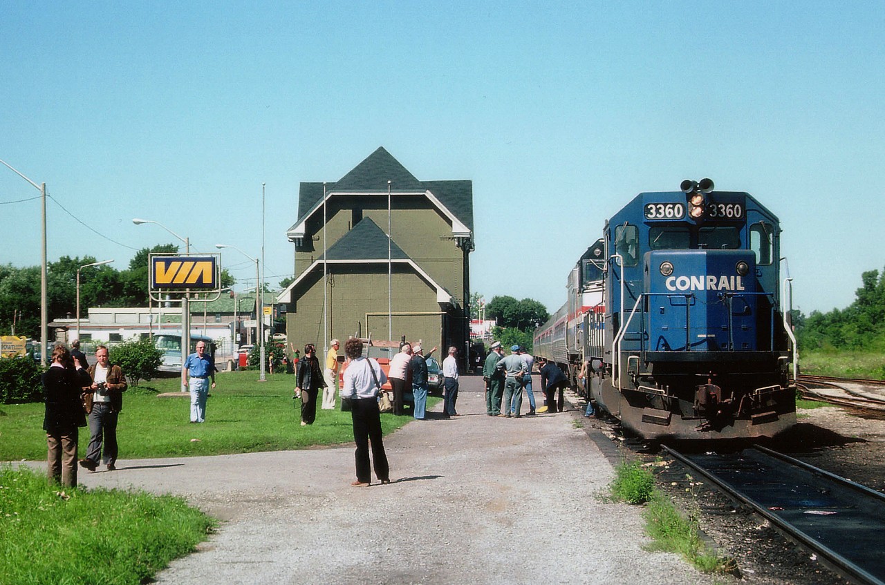 So, a safety windshield gets damaged (conductor's side) and a CN locomotive has to lead Amtrak's #97 down to Niagara Falls, where a Conrail engine comes over from the US side to take charge. It happens. But I really did wonder what all the fuss was about. And where did all these guys come from?? Anyway, I guess a good time was had by all.  CR 3360 and AMTK 343 on a nice summers' day.