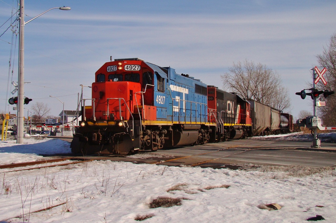 GTW 4927 and CN 4700 lead an average length 26 car train up the CASO en route to Van de Water Yard. This daily freight (which handles mostly interchange traffic for the Essex Terminal) plus a diminutive local, with only 2 customers to switch, is all that is left of CN in Windsor.