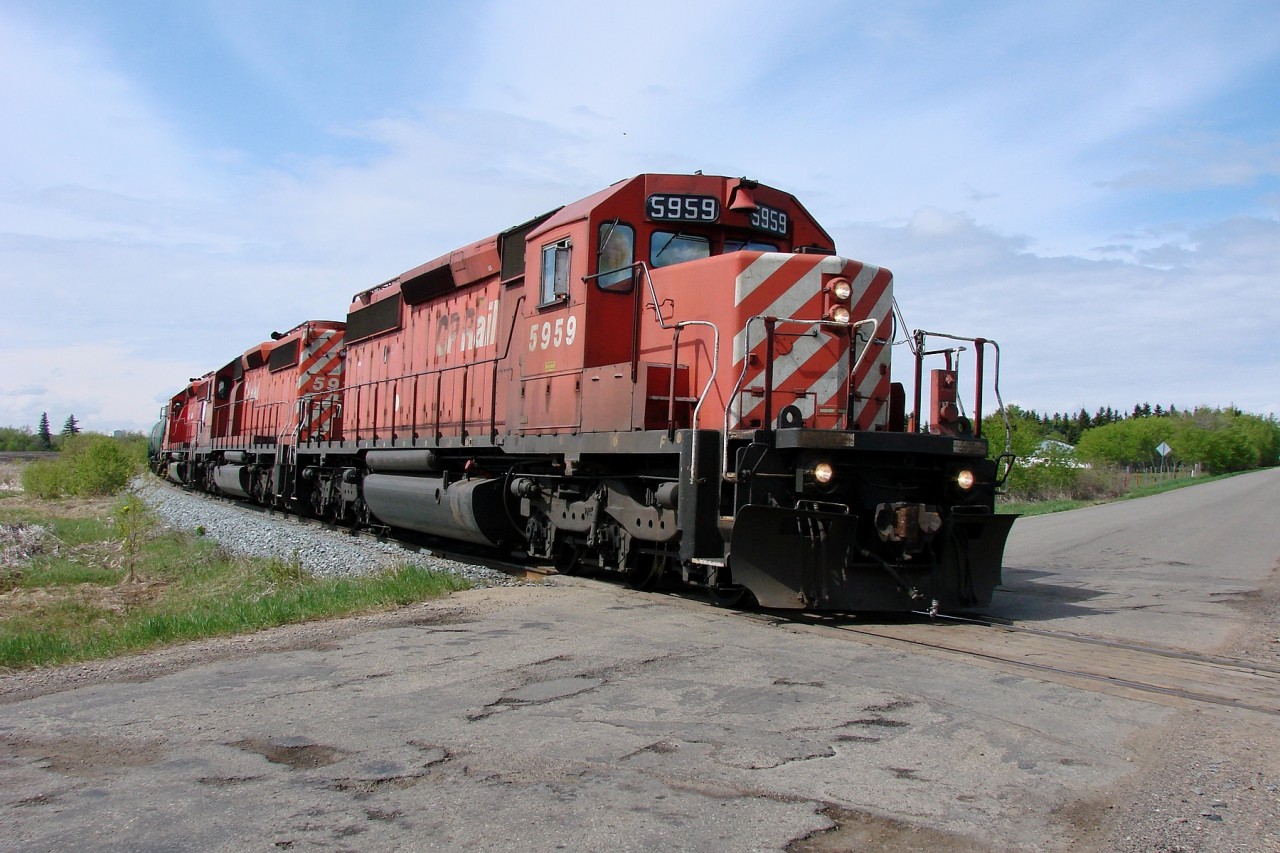 SD40-2 5959 approaches Township Road 534 with the 0930 Scotford turn.