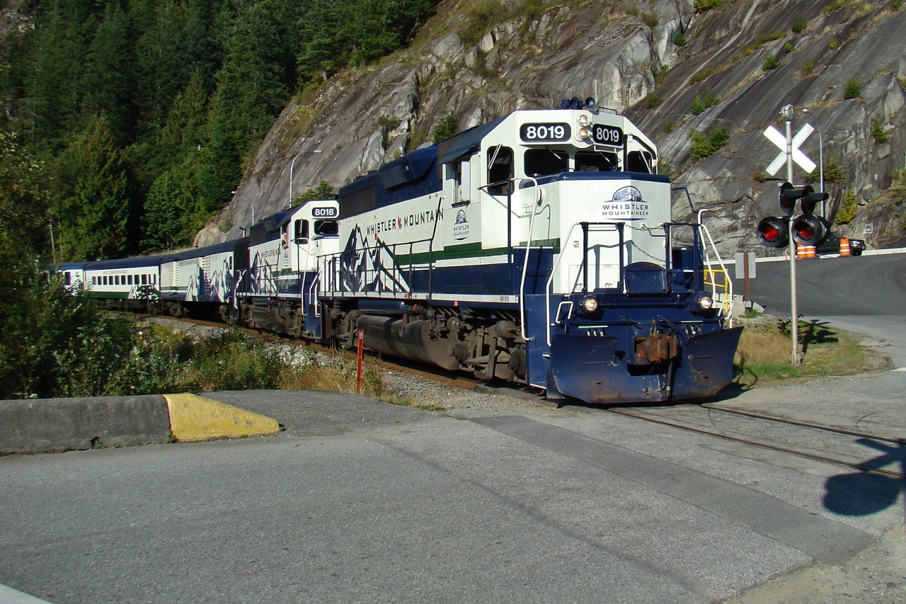 GP40-2s 8019 and 8018 lead the southbound Whistler Mountaineer back to North Vancouver.