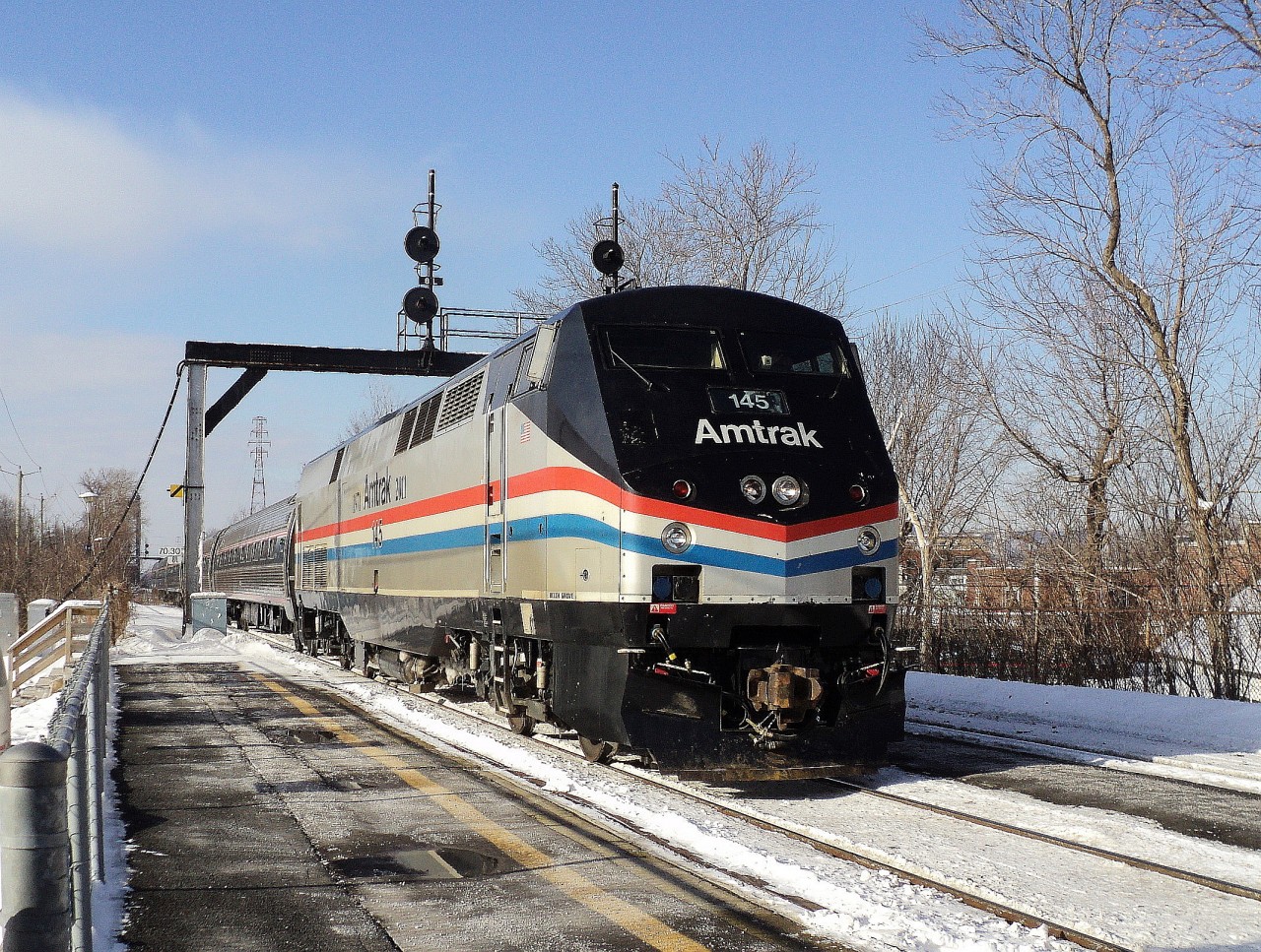 A Surprise on Amtrak rt-68 Adirondack Montréal to New York loco 145 spécial paint for 40 years 1971-2011 I have run for go where the sun was better Ihave seen the loco only has the train comme out Victoria bridge Lucky