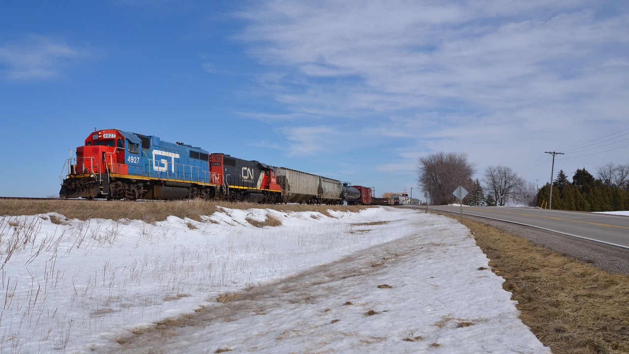 GTW 4927 & CN 4700 lead CN 439 westbound past the Tecumseh Line crossing at Jeannettes Creek on their way back to Windsor.