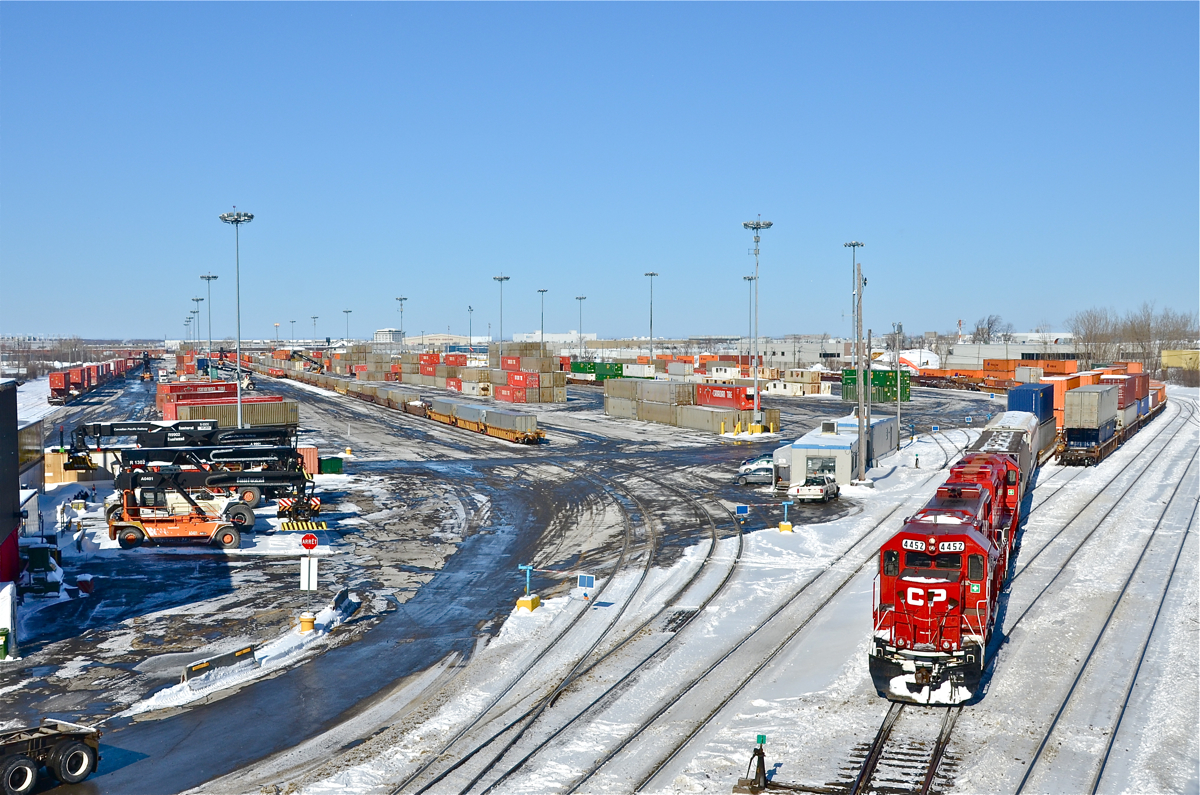 CP 4452 & CP 3124 do some switching at Lachine Intermodal Yard on a cold but sunny morning. For more train photos, click here.
