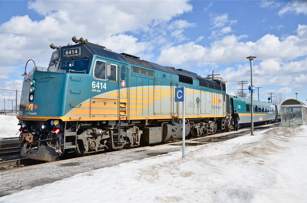 VIA 6414 is at the head end of VIA 59 which is making its station stop at Dorval. For more train photos, click here.