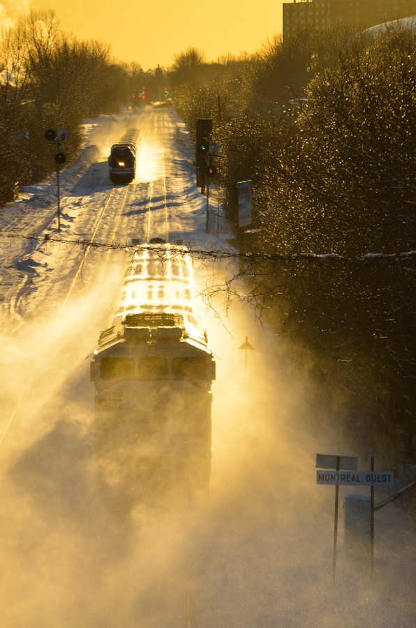 At right AMT 1344 is pushing AMT 89 westwards towards its next stop at Montreal West (visible in the extreme distance), kicking up the snow in the process. In the distance at the left can be seen AMT 1359 leading a deadhead movement eastwards. For more train photos, click here.