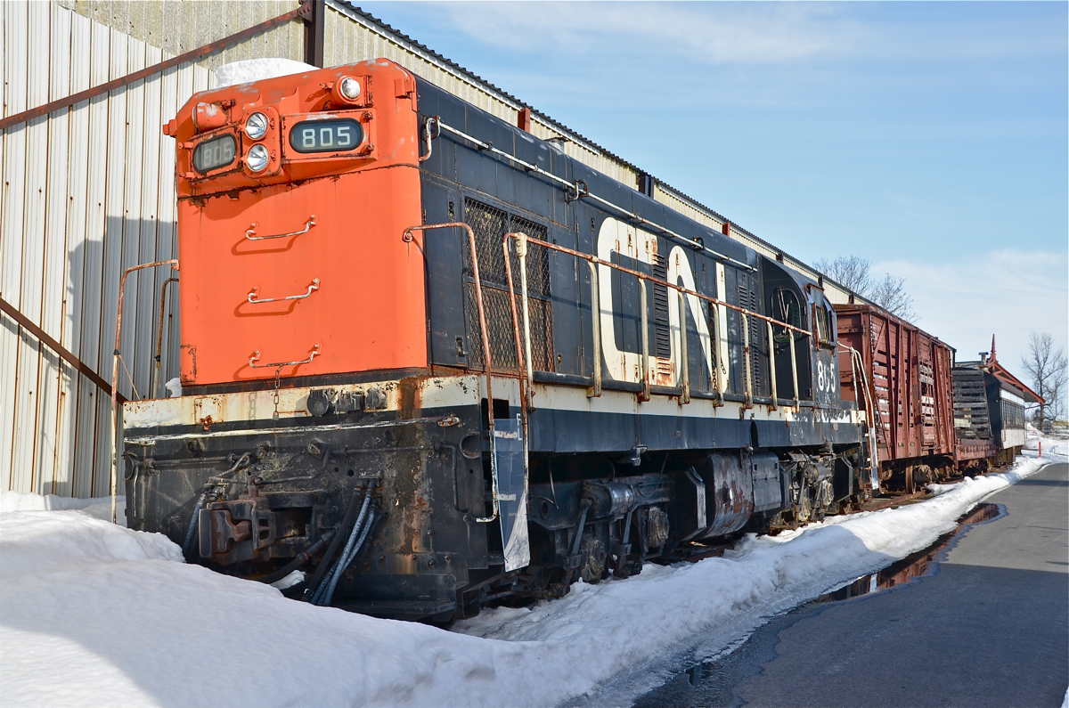 Narrow gauge neglect. Exporail has a whole track of equipment from the narrow guage Newfoundland CN operations but the equipment is not in very good shape. At the head end is CN 7208, an export model G8. For more train photos, click here.