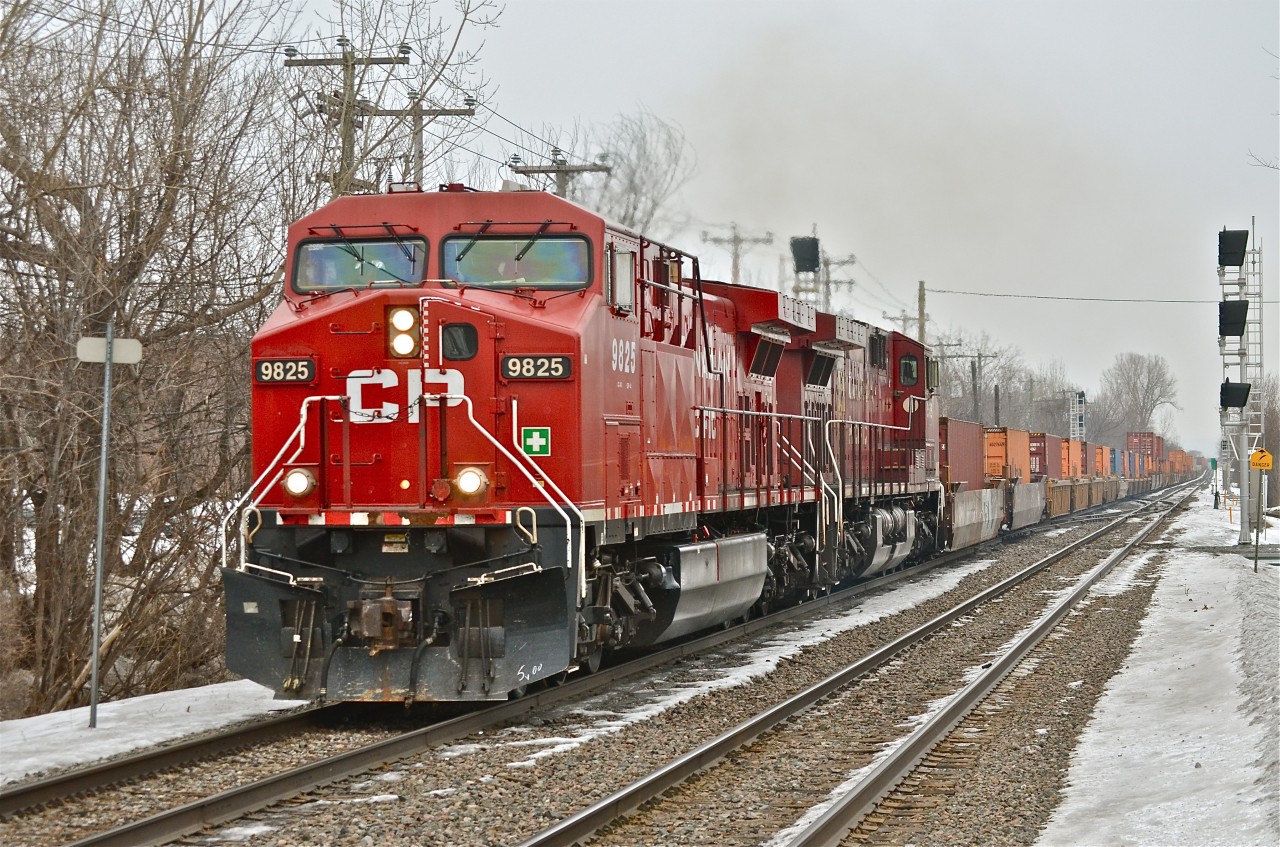 CP 9825 & CP 8556 rocket west through Beaconsfield with a westbound stack train. The train is passing 2 brand new set of signals which are not yet in use and which were not there when I was here 2 months ago. They will help convert the Vaudreuil Sub to 100% CTC by the end of 2014. For more train photos, click here.