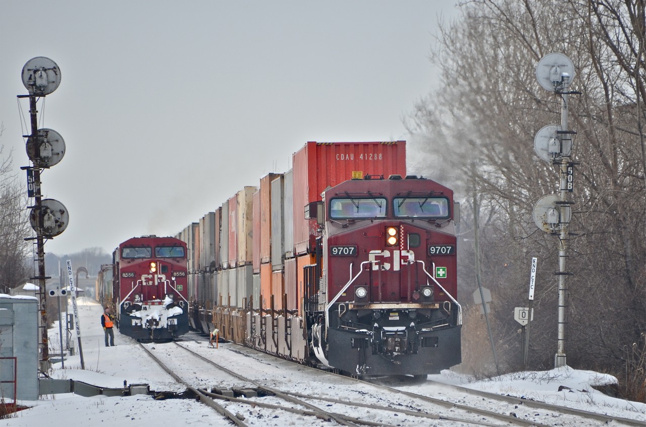 At the left CP 8556 is at the head end of CP 240, stopped. At right CP 9707 pushes CP 119 westwards. For more train photos, click here.