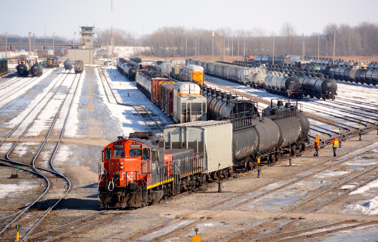 CN7200 with slug 280 shunt cars in the main yard in Sarnia.