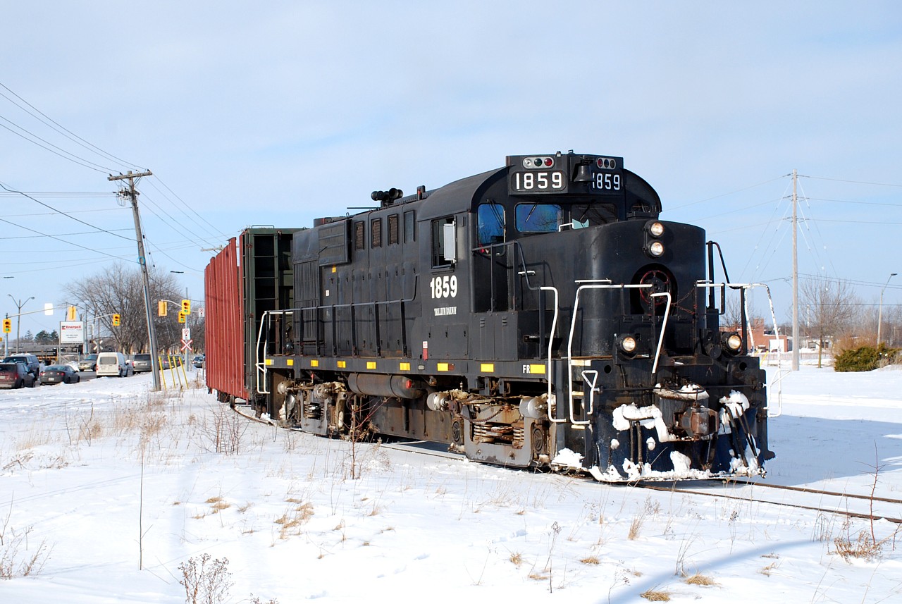 Trillium Railway 1859 pulls four loads out of EnergeX Tube on Ontario Street. They're on their way to WR yard to exchange the loads for empties that they will shove back in to the plant.