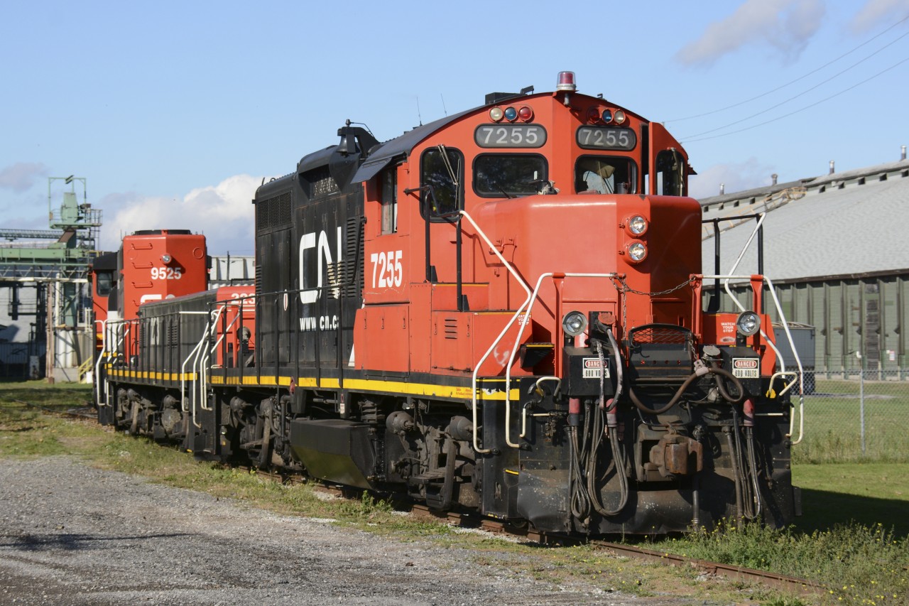 CN7255 with slug 223 and CN9525 working the grain elevator shunt at Sarnia, Ontario.