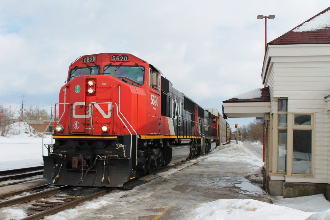 Having listened to the scanner 393 was working to the east of Ingersoll. At 11.06 it set off on the south track past the newer Ingersoll station.