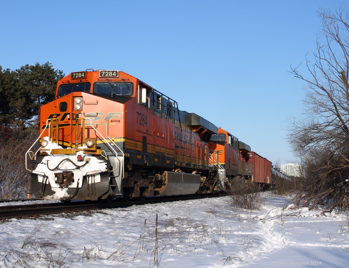 As evening of this Saturday approaches, I get a timely notification that train U711 with 2 BNSF locomotives just passed Oshawa, giving me an hour or so to get trackside, having 2 elly style Burlington Northern Santa Fe locomotives. As I decide to waste some time, I make it trackside just in time to get my settings right on the DSLR, and snap a photo. This is also my first "FPON" locomotive leading.
