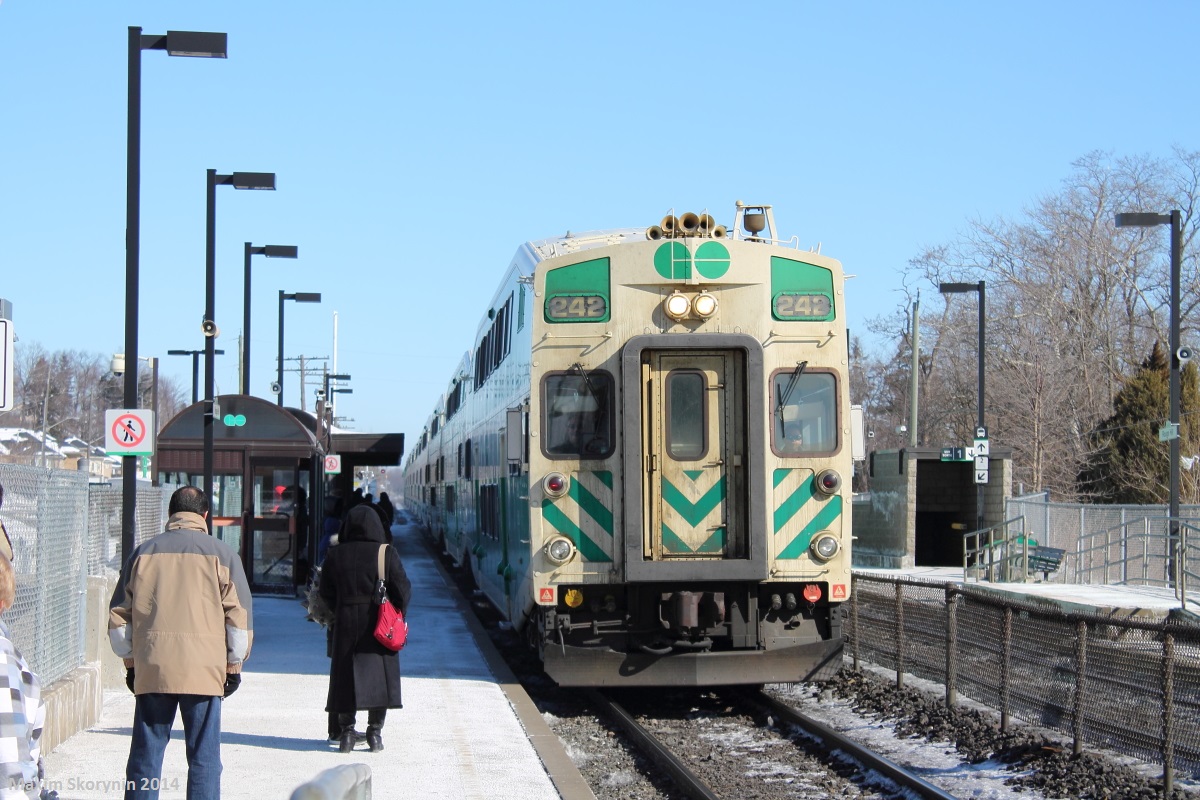 Commuters board a Westbound GO Transit train bound for Aldershot GO Station in Burlington, ON, going through Toronto's Union station on the way.