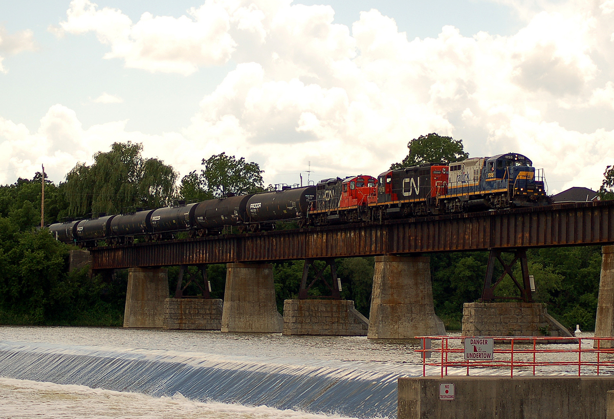 RLK 1755 - CN 7068 - CN 7076 leading an eastbound extra over the grand river in Caledonia, ON