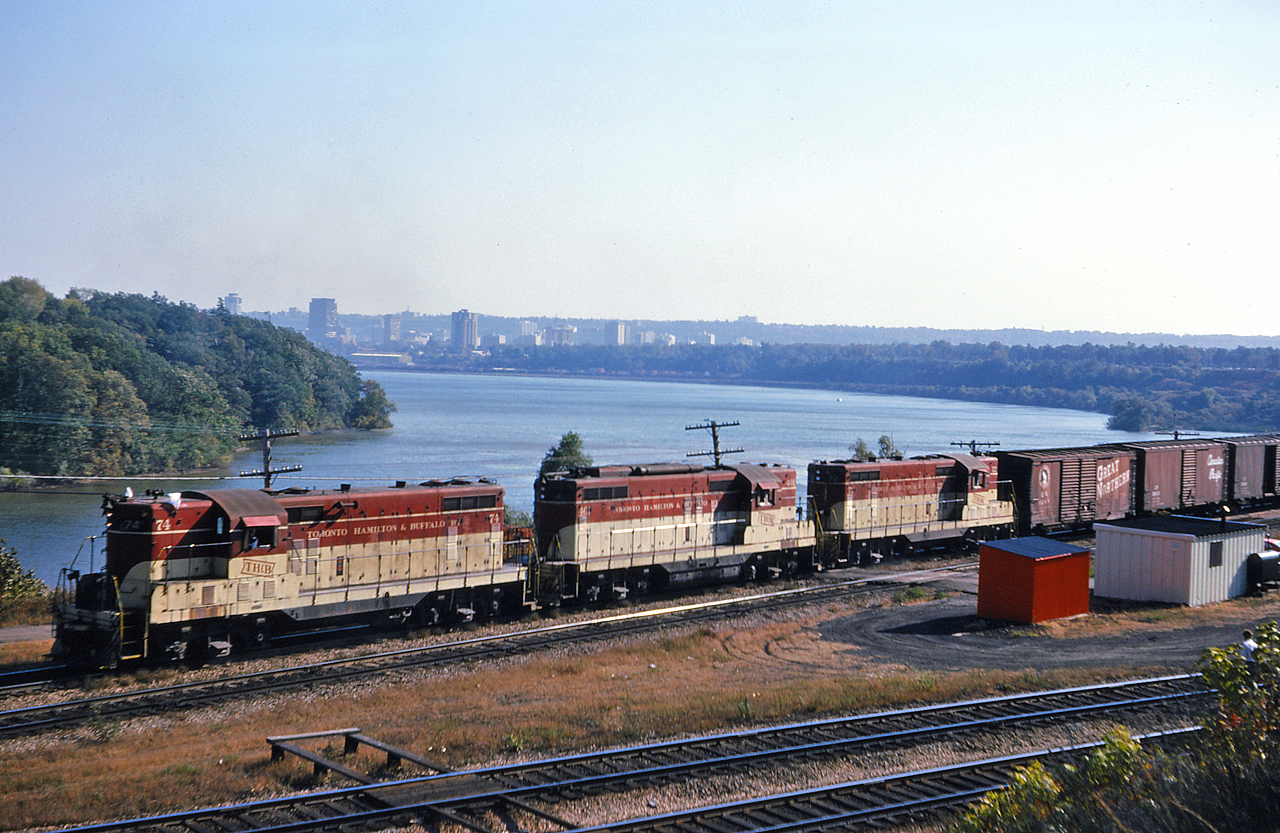 TH&B's Starlight rolls through Bayview behind TH&B 74, 401 and 72 on a gorgeous fall afternoon.