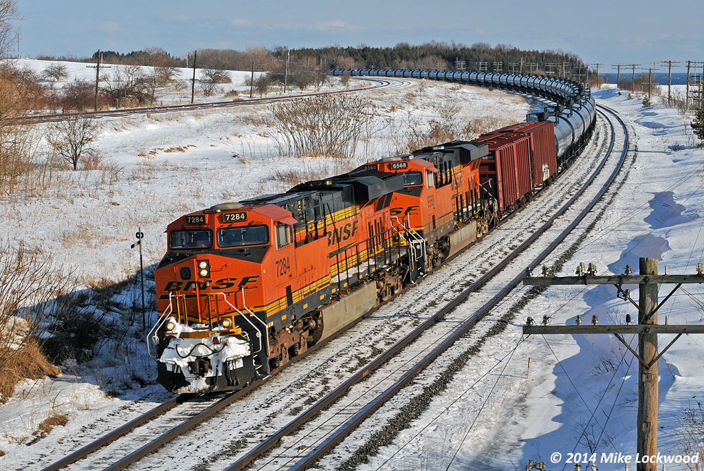 BNSF 7284 and 6568 lead CN 711 through the curve at Lovekin. 1451hrs.
