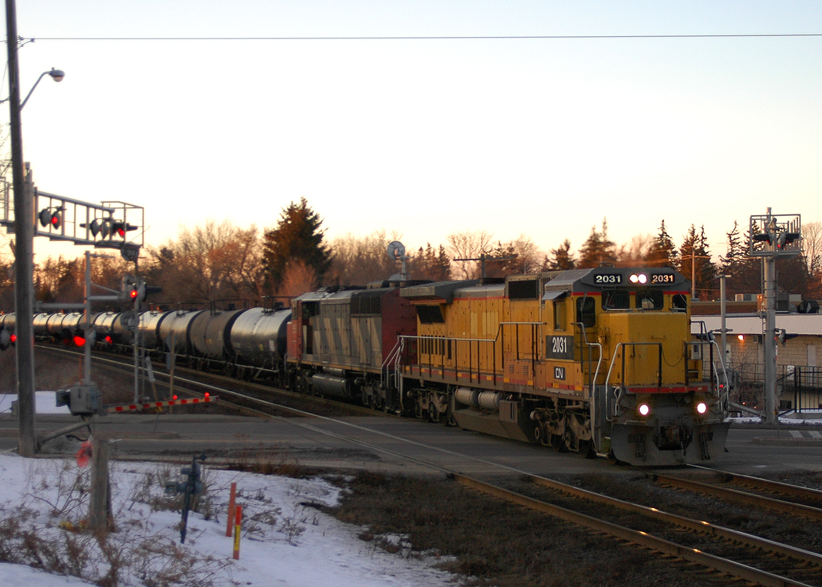 CN 2031 - CN 5561 lead 110 cars through Hardy Road in the last rays of light